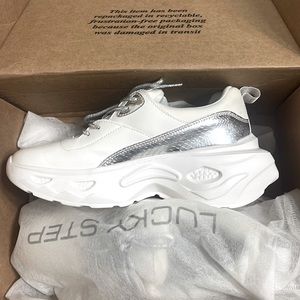 Size 8 1/2 Women’s BRAND NEW tennies ✨💝